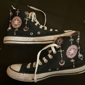 Converse- men’s 8/ women’s 10